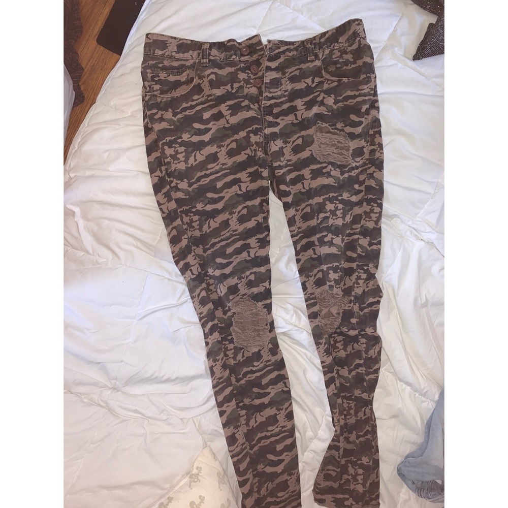 MENS CAMO RIPPED PANTS